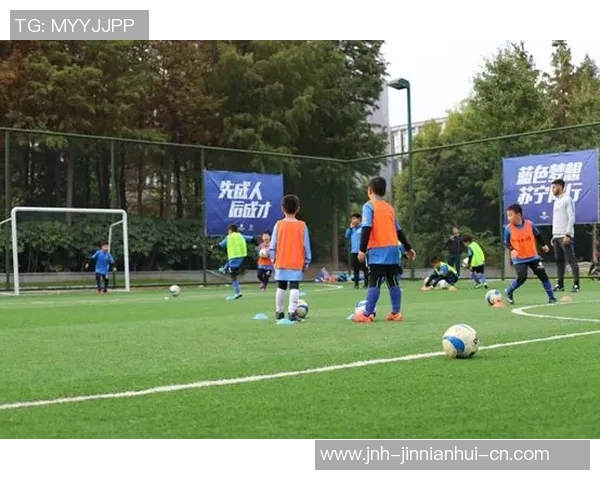 足球的魅力与梦想交织在一起天上的门为我们打开无限可能